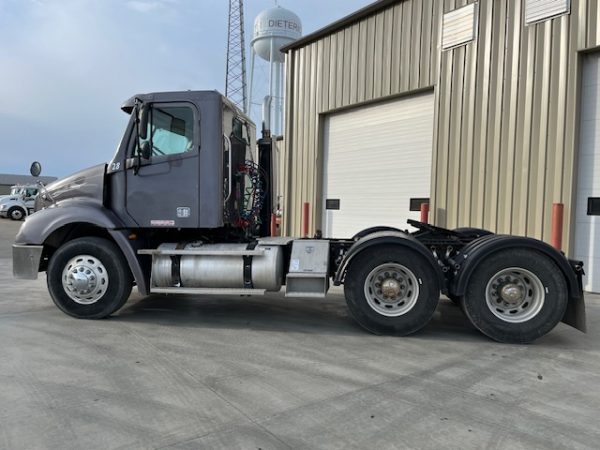 2005 Freightliner Columbia Day cab Semi - Image 17