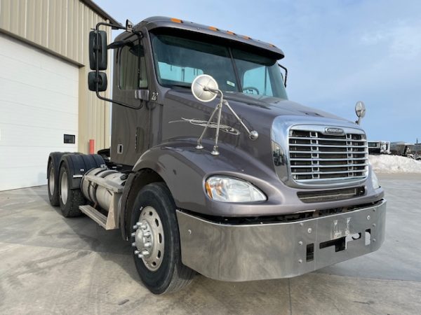 2005 Freightliner Columbia Day cab Semi - Image 16