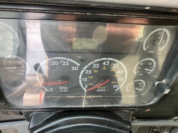 2005 Freightliner Columbia Day cab Semi - Image 12