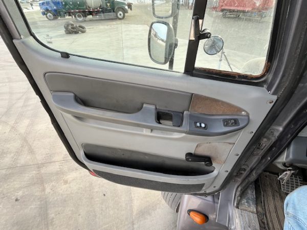 2005 Freightliner Columbia Day cab Semi - Image 9