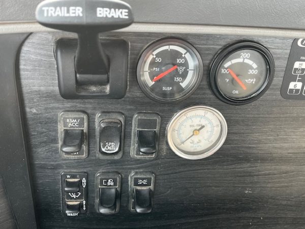 2005 Freightliner Columbia Day cab Semi - Image 6