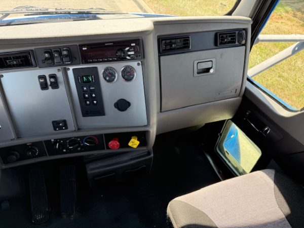 2016 Kenworth T370 - Image 2