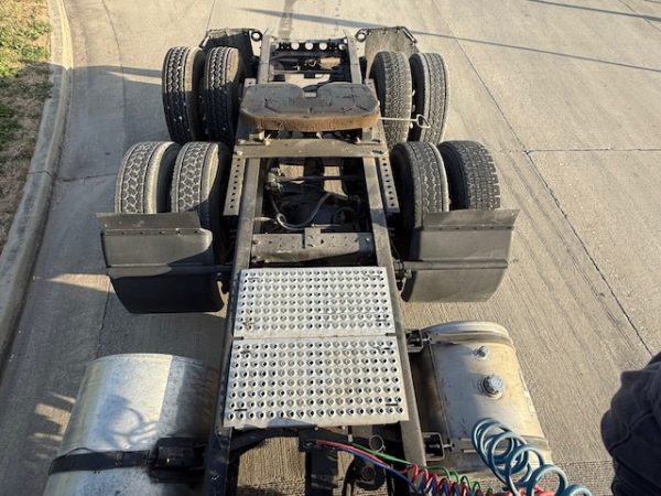 2005 International 8600 - Image 12