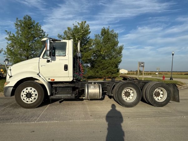 2005 International 8600 - Image 11