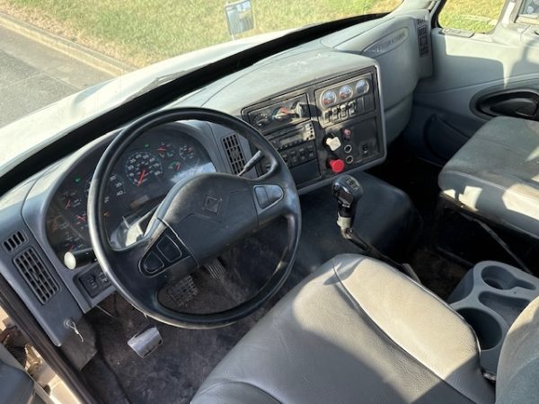 2005 International 8600 - Image 6