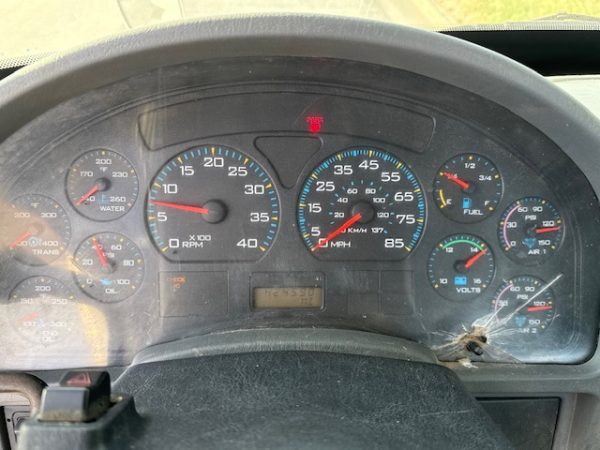 2005 International 8600 - Image 3