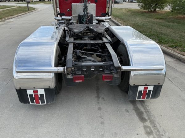 2015 International 9900 Daycab - Image 18