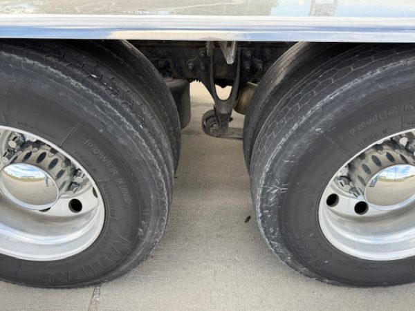 2015 International 9900 Daycab - Image 16