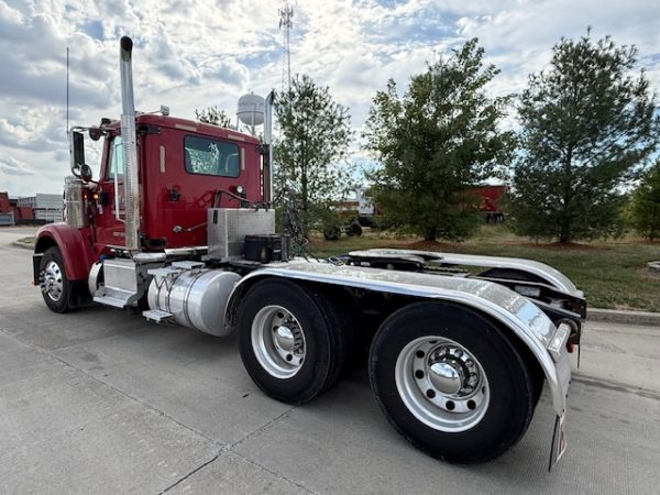 2015 International 9900 Daycab - Image 13
