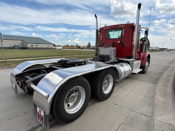2015 International 9900 Daycab - Image 11