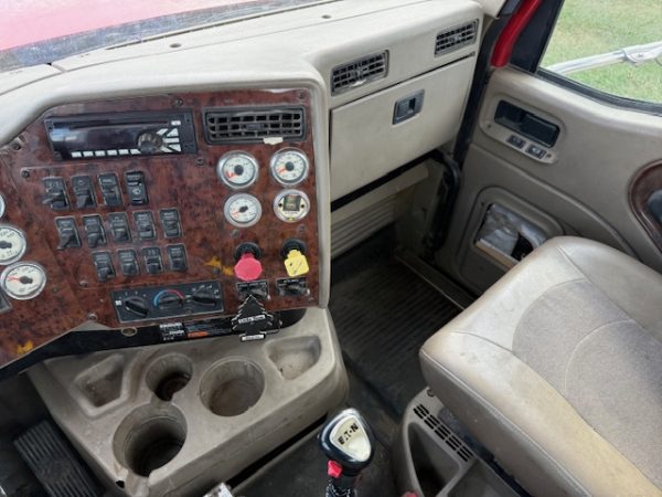 2015 International 9900 Daycab - Image 4