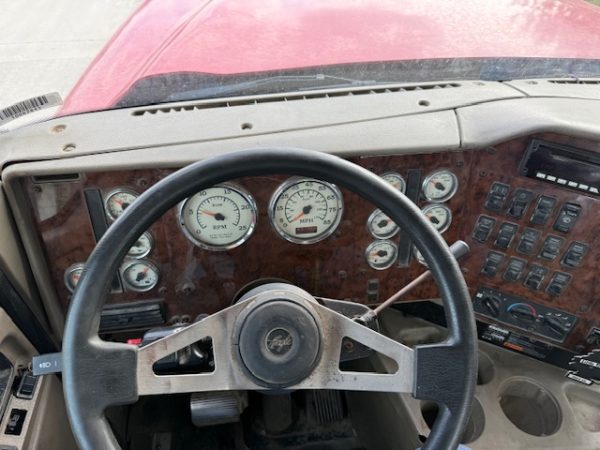 2015 International 9900 Daycab - Image 2