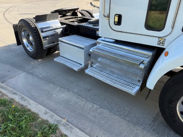 2014 Peterbilt 337 - Image 16