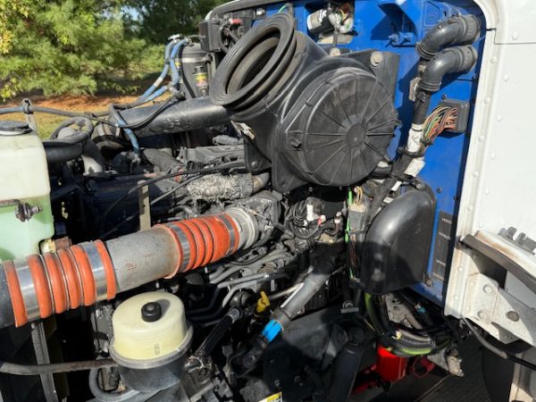 2014 Peterbilt 337 - Image 11