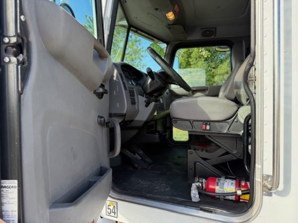 2014 Peterbilt 337 - Image 9