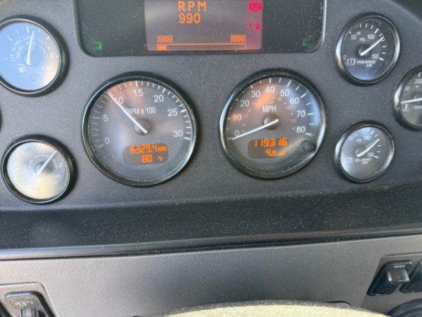 2014 Peterbilt 337 - Image 5