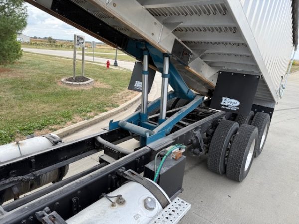 Freightliner Cascadia Grain Truck - Image 17