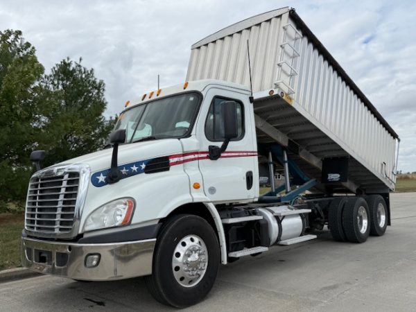 Freightliner Cascadia Grain Truck - Image 16