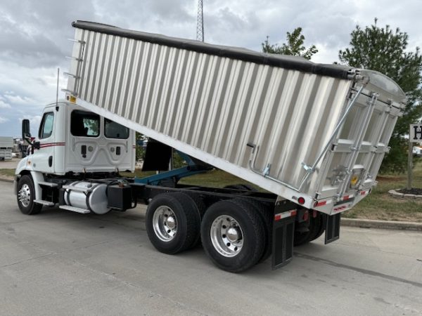Freightliner Cascadia Grain Truck - Image 14