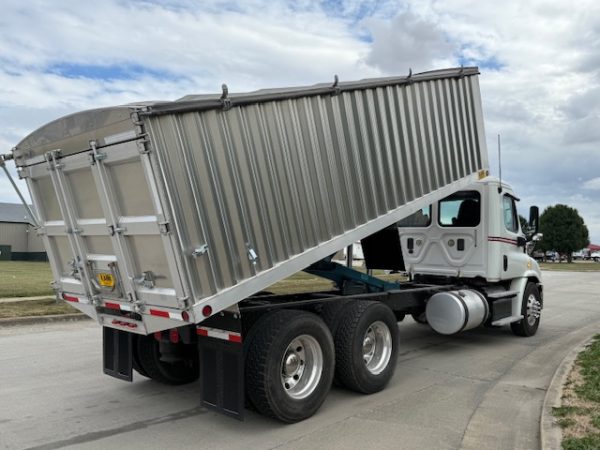 Freightliner Cascadia Grain Truck - Image 13