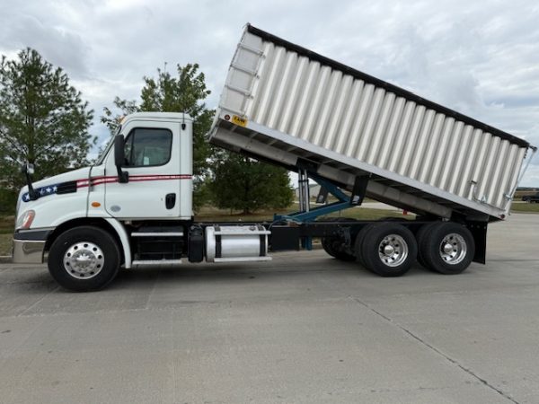 Freightliner Cascadia Grain Truck - Image 10