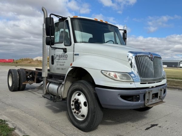 International 4400 Cab & Chassis - Image 12