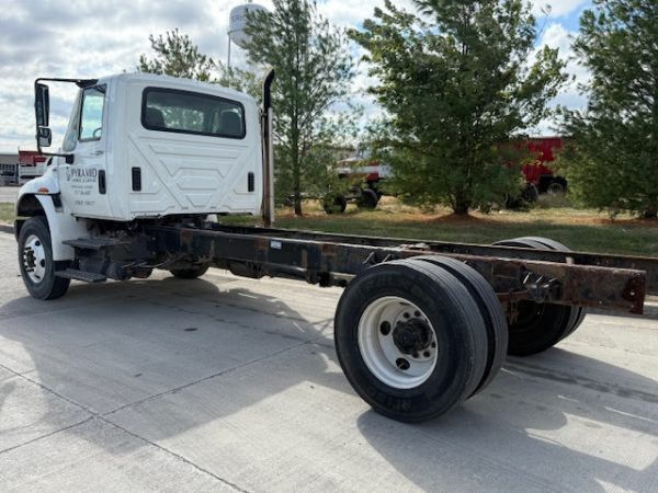 International 4400 Cab & Chassis - Image 9