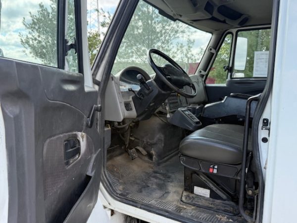 International 4400 Cab & Chassis - Image 3