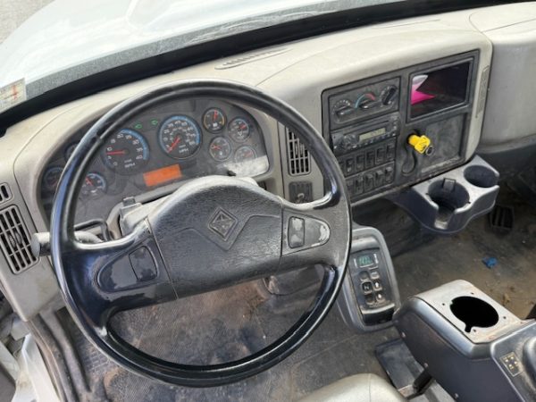 International 4400 Cab & Chassis - Image 4