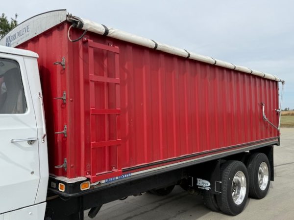 Ford L8000 Tandem Grain Truck - Image 24