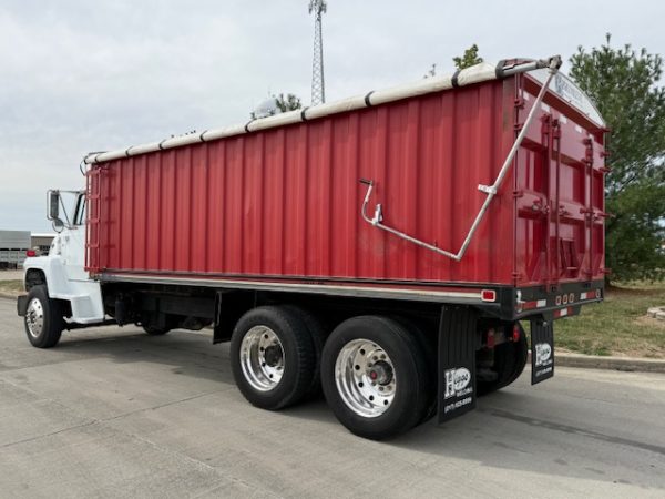 Ford L8000 Tandem Grain Truck - Image 22