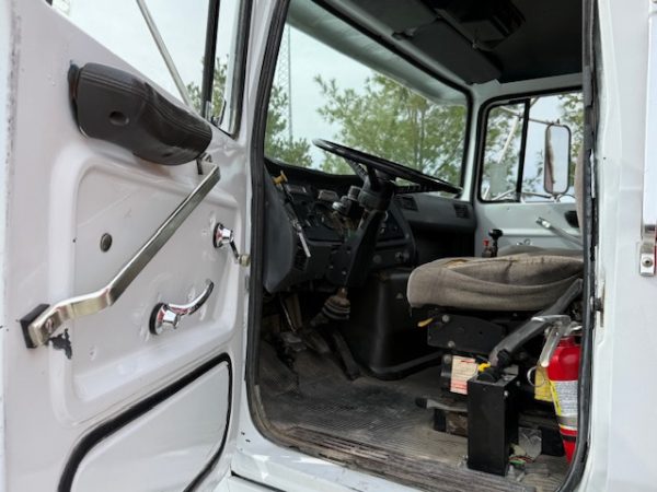 Ford L8000 Tandem Grain Truck - Image 15