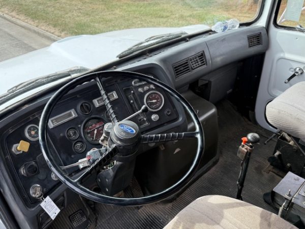 Ford L8000 Tandem Grain Truck - Image 14