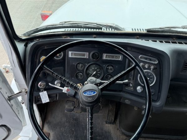 Ford L8000 Tandem Grain Truck - Image 12