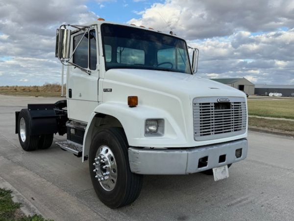 2003 Freightliner FL80 - Image 19