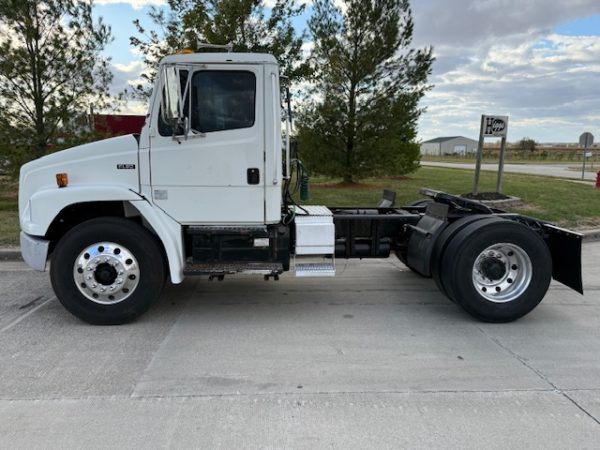 2003 Freightliner FL80 - Image 17