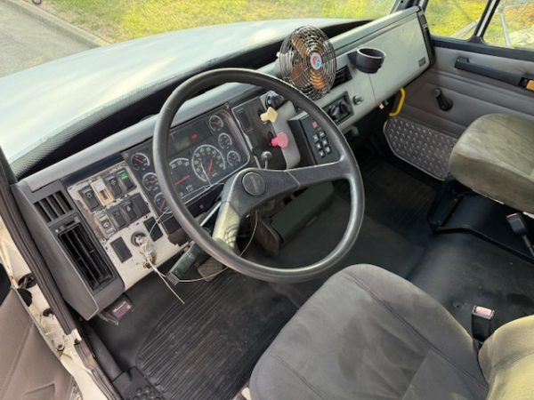 2003 Freightliner FL80 - Image 4