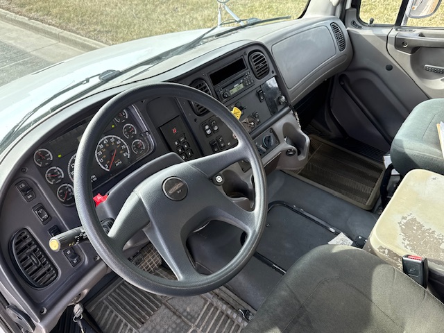 2006 Freightliner M2 Grain Truck - Image 17