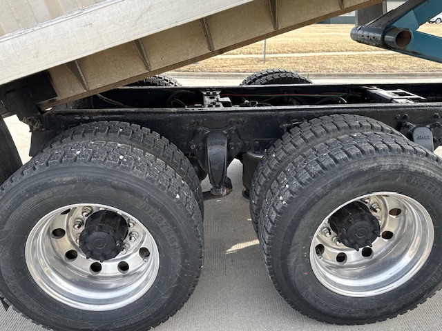 2006 Freightliner M2 Grain Truck - Image 13