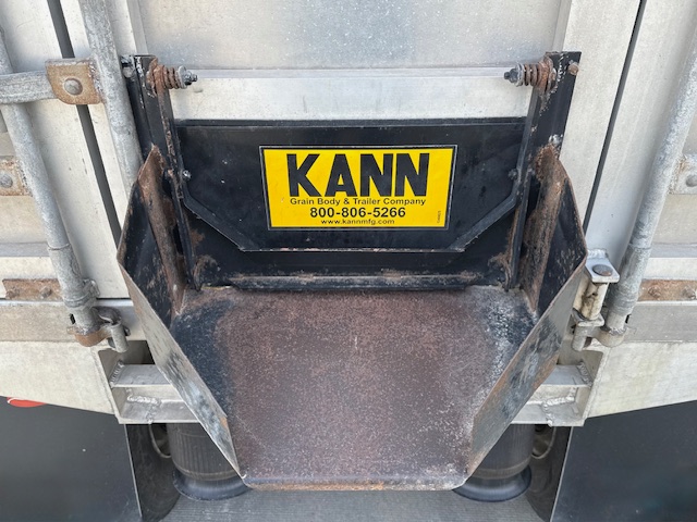 2006 Freightliner M2 Grain Truck - Image 11