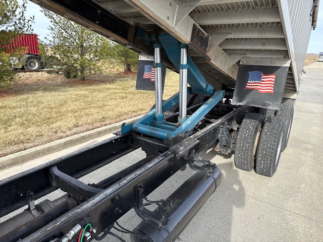 2006 Freightliner M2 Grain Truck - Image 4